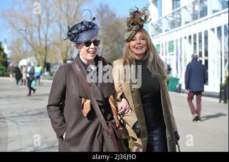 Carol Vorderman Tag vier, Gold Cup Day auf der Pferderennbahn Cheltenham Gold Cup Festival Menschenmassen Bilder von Mikal Ludlow Photography Tel; 0785517720 Stockfoto