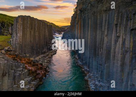 Studlagil Canyon im Osten Islands bei Sonnenuntergang Stockfoto