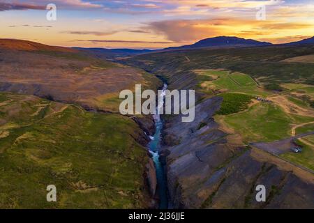 Luftaufnahme des Studlagil Canyon in Ostisland bei Sonnenuntergang Stockfoto