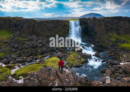 Touristische Blick auf die Oxarafoss Wasserfall in Island Stockfoto