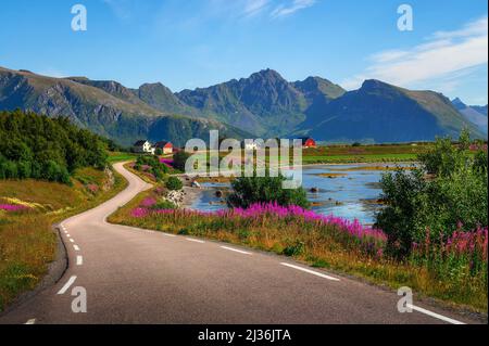Malerische Küstenstraße durch Dörfer und Berge auf den Lofoten-Inseln in Norwegen Stockfoto