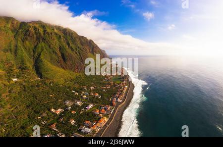 Luftaufnahme des Küstendorfes Paul do Mar auf den Madeira-Inseln, Portugal Stockfoto