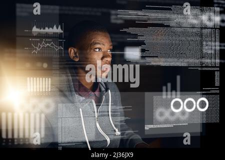 Hes ein Wunderkind. Ausgeschnittene Aufnahme eines jungen Computerprogrammierers, der am Quellcode arbeitet. Stockfoto