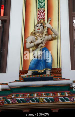Nahaufnahme des weiblichen Figurenspielens eines Saiteninstruments im Chidambara Vilas Luxury Heritage Resort, Chettinad, Tamil Nadu, Indien Stockfoto