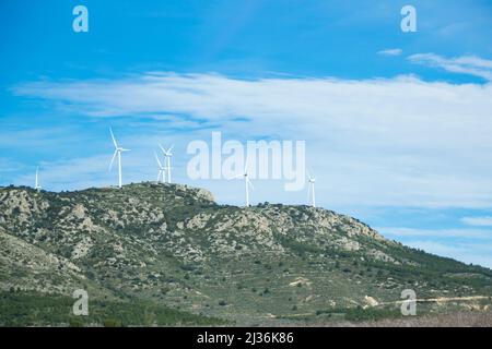 Windkraftanlagen auf einem Berg in der Valencianischen Gemeinde - Spanien Stockfoto