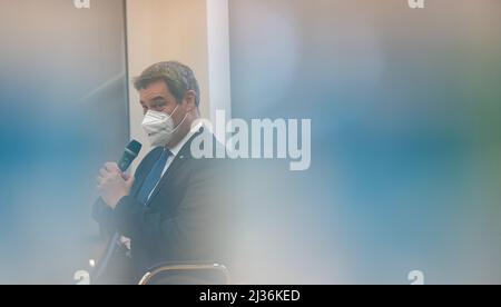 München, Deutschland. 06. April 2022. Markus Söder, Ministerpräsident der CSU, sitzt nach seinem Besuch bei Kindern aus der Ukraine, die an einer Willkommensklasse am Trudering Gymnasium teilnehmen, zu einer Gesprächsrunde im Auditorium. Kredit: Peter Kneffel/dpa/Alamy Live Nachrichten Stockfoto