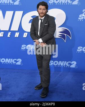Los Angeles, USA. 05. April 2022. Adam Pally kommt bei der SONIC THE IGEL 2 Los Angeles Premiere im Regency Village Theatre in Westwood, CA am Dienstag, dem 5. April 2022. (Foto: Sthanlee B. Mirador/Sipa USA) Quelle: SIPA USA/Alamy Live News Stockfoto