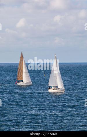 Segeln auf dem Meer im Sommer Stockfoto