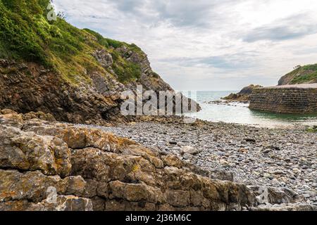 Blick auf die Küste entlang der Küste von Pembrokeshire von Barafundle Bay bis Broad Haven Stockfoto