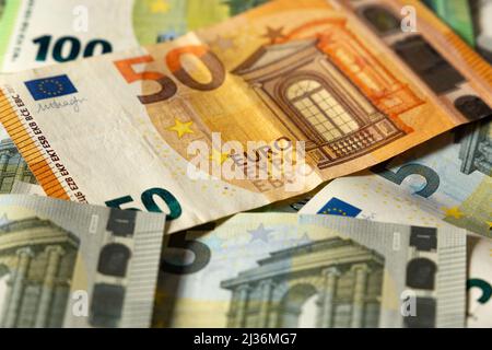 Euro-Banknoten. Tabelle mit Banknoten bedeckt. Stockfoto