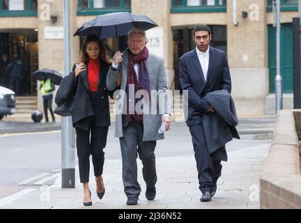 London, Großbritannien. 6. April 2022. Der ehemalige Wimbledon-Champion Boris Becker trifft während seines Insolvenzverfahrens mit seiner Freundin Lilian de Carvalho Monteiro und seinem Sohn Elias Balthasar am Crown Court in Southwark ein. Kredit: Mark Thomas/Alamy Live Nachrichten Stockfoto