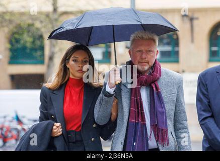 London, Großbritannien. 6. April 2022. Der ehemalige Wimbledon-Champion Boris Becker trifft während seines Insolvenzverfahrens mit seiner Freundin Lilian de Carvalho Monteiro und seinem Sohn Elias Balthasar am Crown Court in Southwark ein. Kredit: Mark Thomas/Alamy Live Nachrichten Stockfoto