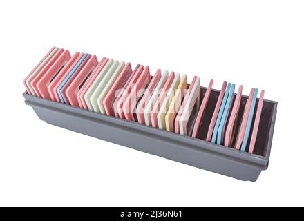 Alte Dias in einer Pappschachtel auf weißem Hintergrund Stockfoto