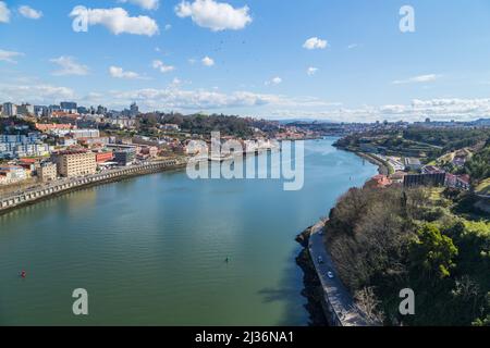 Porto, Portugal: 06. März 2022 - Blick auf das historische Zentrum von Porto mit dem Douro-Fluss zwischen Ribeira und Vila Nova de Gaia, nördlich von Portugal Stockfoto