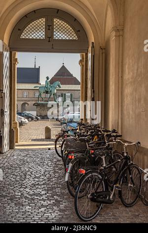 Die Reiterstatue von Christian IX. Auf dem Vorplatz des Königspalastes von Christiansborg. Kopenhagen, Dänemark, Europa Stockfoto