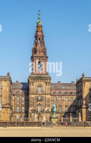 Das Schloss Christiansborg ist ein königlicher Palast in Kopenhagen. Sitz des dänischen Parlaments, der Büros des Staatsministers und des Obersten Gerichtshofs. Stockfoto