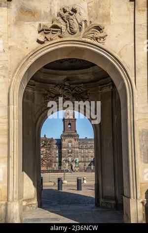 Das Schloss Christiansborg ist ein königlicher Palast in Kopenhagen. Sitz des dänischen Parlaments, der Büros des Staatsministers und des Obersten Gerichtshofs. Stockfoto