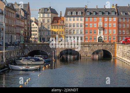 Bunte Fassaden typischer Häuser in der Altstadt von Kopenhagen. Im Vordergrund der schiffbare Kanal, der unter der Sturmbrücke fließt. Dänemark Stockfoto