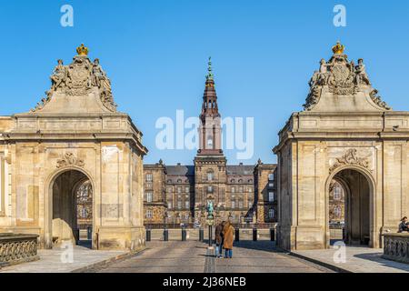 Ein paar Touristen besuchen den Königspalast von Christiansborg an einem sonnigen Frühlingstag. Slotsholmen, Kopenhagen, Dänemark, Stockfoto