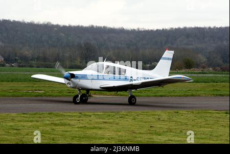 Piper PA28-140 Cherokee (G-GFZG) im Wellesbourne Airfield, Warwickshire, Großbritannien Stockfoto