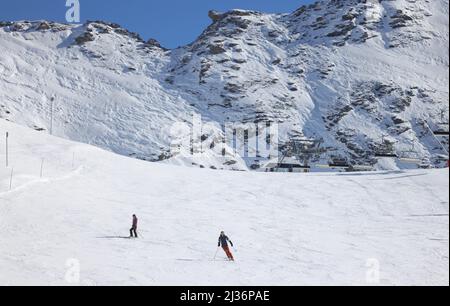 Bild ©lizenziert für Parsons Media. 28/02/2022. Val-d'Isère, Frankreich. Val-d'Isère - französisches Skigebiet. Die Skifahrer kehren nach 2 Jahren Urlaubszeit aufgrund von Covid-19 in das französische Skigebiet Val-d'Isère in den französischen Alpen zurück. Bild von Andrew Parsons / Parsons Media Stockfoto