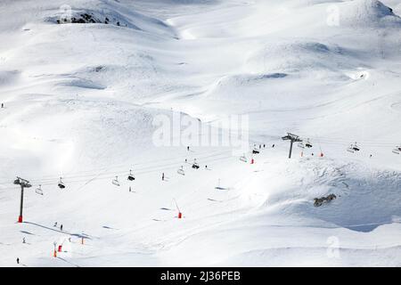 Bild ©lizenziert für Parsons Media. 28/02/2022. Val-d'Isre, Frankreich. Val-d'Isre - französisches Skigebiet. Die Skifahrer kehren nach 2 Jahren Urlaubszeit aufgrund von Covid-19 in das französische Skigebiet Val-d'Isre in den französischen Alpen zurück. Bild von Andrew Parsons / Parsons Media Stockfoto