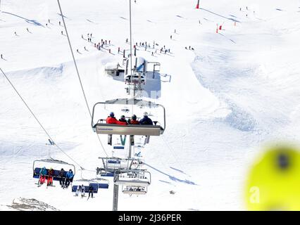 Bild ©lizenziert für Parsons Media. 28/02/2022. Val-d'Isre, Frankreich. Val-d'Isre - französisches Skigebiet. Die Skifahrer kehren nach 2 Jahren Urlaubszeit aufgrund von Covid-19 in das französische Skigebiet Val-d'Isre in den französischen Alpen zurück. Bild von Andrew Parsons / Parsons Media Stockfoto