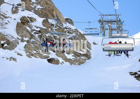 Bild ©lizenziert für Parsons Media. 28/02/2022. Val-d'Isère, Frankreich. Val-d'Isère - französisches Skigebiet. Die Skifahrer kehren nach 2 Jahren Urlaubszeit aufgrund von Covid-19 in das französische Skigebiet Val-d'Isère in den französischen Alpen zurück. Bild von Andrew Parsons / Parsons Media Stockfoto