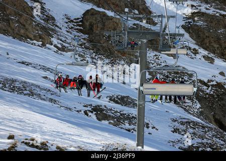 Bild ©lizenziert für Parsons Media. 28/02/2022. Val-d'Isère, Frankreich. Val-d'Isère - französisches Skigebiet. Die Skifahrer kehren nach 2 Jahren Urlaubszeit aufgrund von Covid-19 in das französische Skigebiet Val-d'Isère in den französischen Alpen zurück. Bild von Andrew Parsons / Parsons Media Stockfoto