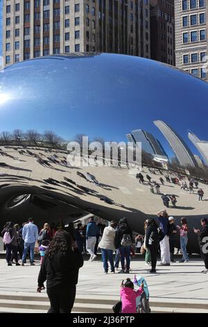 Menschen, die um die Bean öffentliche Kunst im Stadtzentrum von Millennium Park in Chicago, Illinois, stehen. Stockfoto