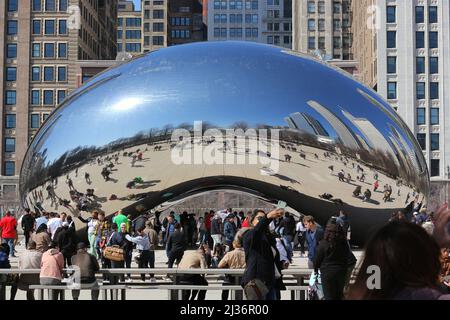 Menschen, die um die Bean öffentliche Kunst im Stadtzentrum von Millennium Park in Chicago, Illinois, stehen. Stockfoto