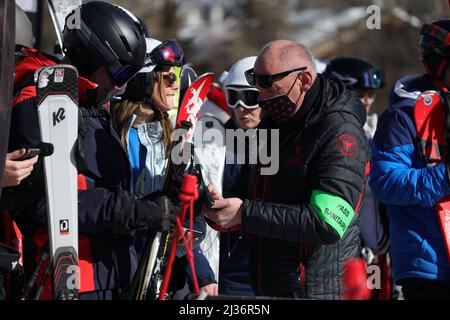 Bild ©lizenziert für Parsons Media. 28/02/2022. Val-d'Isère, Frankreich. Val-d'Isère - französisches Skigebiet. Skifahrer lassen ihre Covid-19-Pässe scannen, bevor sie nach 2 Jahren Auszeit aufgrund von Covid-19 die Seilbahn im französischen Skigebiet Val-d'Isère in den französischen Alpen betreten. Bild von Andrew Parsons / Parsons Media Stockfoto