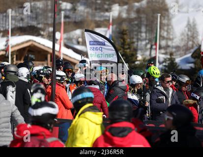 Bild ©lizenziert für Parsons Media. 28/02/2022. Val-d'Isère, Frankreich. Val-d'Isère - französisches Skigebiet. Skifahrer lassen ihre Covid-19-Pässe scannen, bevor sie nach 2 Jahren Auszeit aufgrund von Covid-19 die Seilbahn im französischen Skigebiet Val-d'Isère in den französischen Alpen betreten. Bild von Andrew Parsons / Parsons Media Stockfoto