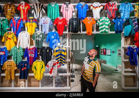 London, Großbritannien. 6. April 2022. Eine Wand aus Club- und internationalen Trikots - Football: Designing the Beautiful Game, eine neue Ausstellung im Design Museum. Es zeigt, wie das beliebteste Spiel der Welt durch Design geprägt wird, und zwar durch mehr als 500 Objekte, Filme und Interviews. Entstanden in Zusammenarbeit mit dem National Football Museum. Kredit: Guy Bell/Alamy Live Nachrichten Stockfoto