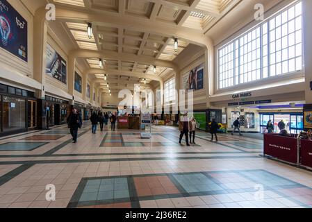 Leeds City Station von der Wellington Street Eingang mit dem Ausgang zur Aire Street auf der rechten Seite. Leeds, West Yorkshire Stockfoto