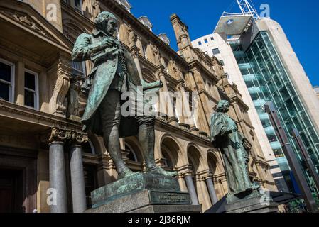 Statue von James Watt ein berühmter Ingenieur vor dem ehemaligen General Post Office in City Square, Leeds, West Yorkshire, England, Großbritannien Stockfoto