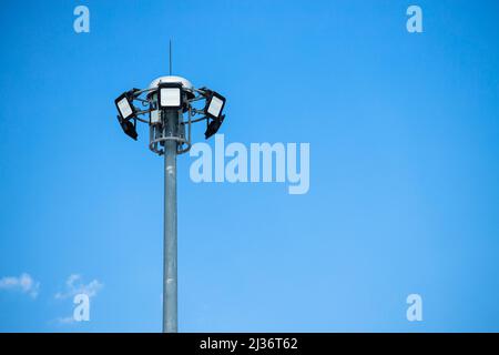 Hochleistungs-LED im Freien für Straßenlaterne nach Flutlichtmast auf klarem blauen Himmel kopieren Raum. Stockfoto