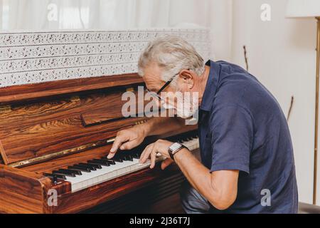 Ältere ältere Musiker genießen glücklich spielen Musik mit Klavier verhindern Alzheimer-Krankheit. Stockfoto