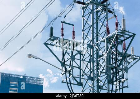 Hochspannungs-Strom Strom Post in der Stadt, Stromversorgung in der U-Bahn. Stockfoto
