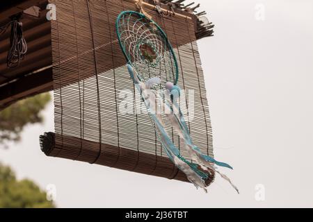 Traumfänger, der von einem Dach hängt, das im Wind schwimmt Stockfoto