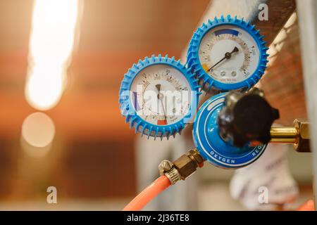 Sauerstoff-Manometer Regler Monitor für Laser-Schneidemaschine Metallfabrik Stockfoto
