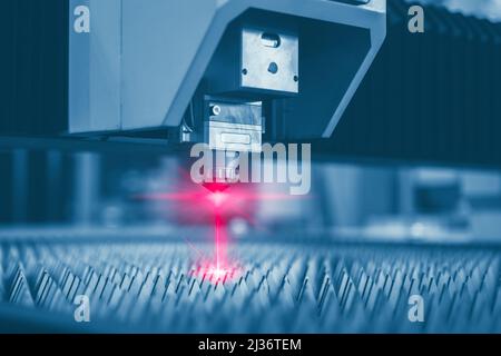 Metallblech-Laserschneidemaschine, Glasfaser-Hochspannungs-Laserschneidemaschine für die Industrietechnologie. Stockfoto