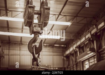 Hebekran Haken in Fabrik Lager braun vintage Farbe Ton Stockfoto