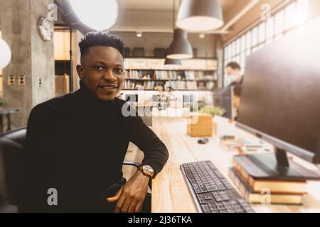 Portrait schwarz afrikanischer kreativer Designer glückliches Lächeln im modernen Büro. Stockfoto