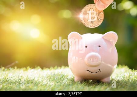 Glücklich sparen Bitcoin Währung oder Crypto Geld mit Piggy Bank Konzept. Stockfoto