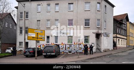 Eisenach, Deutschland. 06. April 2022. Polizeibeamte stehen vor dem Pub „Bull's Eye“. Die Ermittler haben seit dem Morgen Maßnahmen gegen mutmaßliche Rechtsextremisten ergriffen. Vier Personen aus dem Umfeld einer Kampfkunstgruppe in Eisenach seien verhaftet worden, sagte eine Sprecherin der Bundesanwaltschaft in Karlsruhe am Mittwoch. Quelle: Martin Schutt/dpa/Alamy Live News Stockfoto