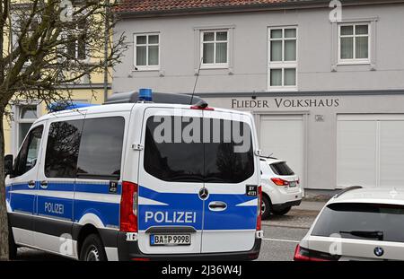 Eisenach, Deutschland. 06. April 2022. Ein Polizeifahrzeug steht vor dem Flieder Volkshaus, das von der Polizei durchsucht wurde. Die Ermittler haben seit dem Morgen Maßnahmen gegen mutmaßliche Rechtsextremisten ergriffen. Vier Personen aus dem Umfeld einer Kampfkunstgruppe in Eisenach seien verhaftet worden, sagte eine Sprecherin der Bundesanwaltschaft in Karlsruhe am Mittwoch. Quelle: Martin Schutt/dpa/Alamy Live News Stockfoto