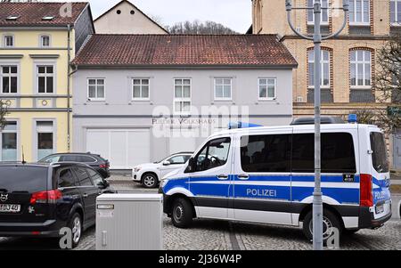 Eisenach, Deutschland. 06. April 2022. Ein Polizeifahrzeug steht vor dem Flieder Volkshaus, das von der Polizei durchsucht wurde. Die Ermittler haben seit dem Morgen Maßnahmen gegen mutmaßliche Rechtsextremisten ergriffen. Vier Personen aus dem Umfeld einer Kampfkunstgruppe in Eisenach seien verhaftet worden, sagte eine Sprecherin der Bundesanwaltschaft in Karlsruhe am Mittwoch. Quelle: Martin Schutt/dpa/Alamy Live News Stockfoto