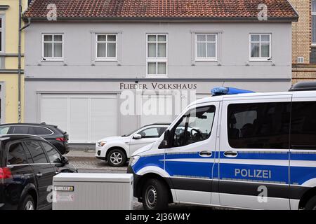 Eisenach, Deutschland. 06. April 2022. Ein Polizeifahrzeug steht vor dem Flieder Volkshaus, das von der Polizei durchsucht wurde. Die Ermittler haben seit dem Morgen Maßnahmen gegen mutmaßliche Rechtsextremisten ergriffen. Vier Personen aus dem Umfeld einer Kampfkunstgruppe in Eisenach seien verhaftet worden, sagte eine Sprecherin der Bundesanwaltschaft in Karlsruhe am Mittwoch. Quelle: Martin Schutt/dpa/Alamy Live News Stockfoto