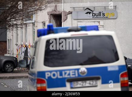 Eisenach, Deutschland. 06. April 2022. Vor dem Pub „Bull's Eye“ ist ein Polizeifahrzeug geparkt. Die Ermittler haben seit dem Morgen Maßnahmen gegen mutmaßliche Rechtsextremisten ergriffen. Vier Personen aus dem Umfeld einer Kampfkunstgruppe in Eisenach seien verhaftet worden, sagte eine Sprecherin der Bundesanwaltschaft in Karlsruhe am Mittwoch. Quelle: Martin Schutt/dpa/Alamy Live News Stockfoto